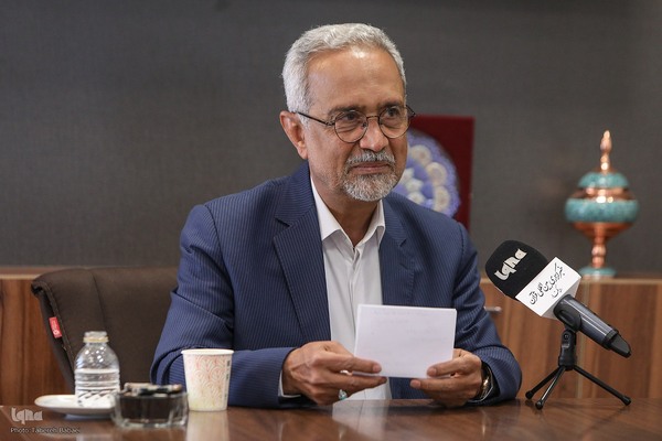 محمد نهاوندیان - سیاستمدار، مدرس دانشگاه و اقتصاددان ایرانی