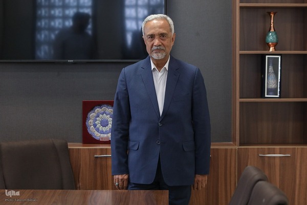 محمد نهاوندیان - سیاستمدار، مدرس دانشگاه و اقتصاددان ایرانی