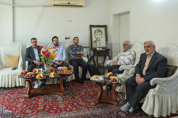 دیدار جامعه قرآنی با خانواده شهید سید جواد محمودی