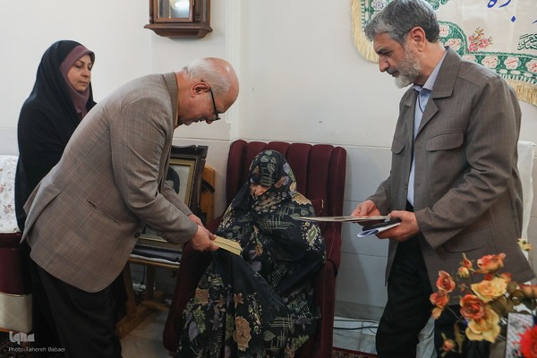 دیدار جامعه قرآنی با خانواده شهید سید جواد محمودی