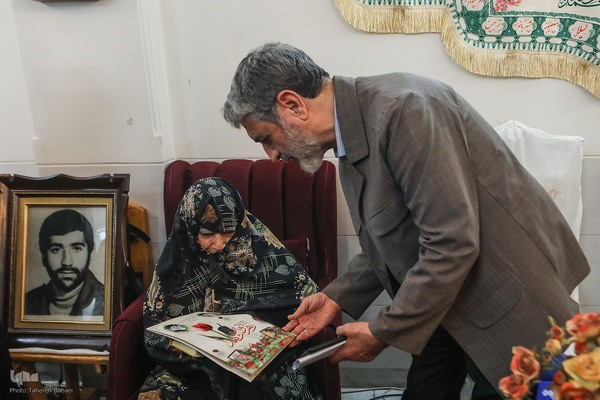 دیدار جامعه قرآنی با خانواده شهید سید جواد محمودی