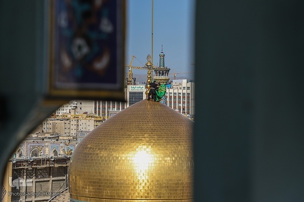 آیین تعویض پرچم گنبد حرم مطهر رضوی