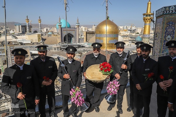 آیین تعویض پرچم گنبد حرم مطهر رضوی