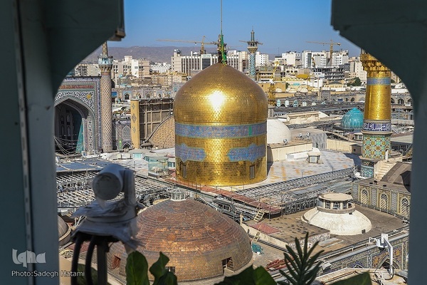 آیین تعویض پرچم گنبد حرم مطهر رضوی