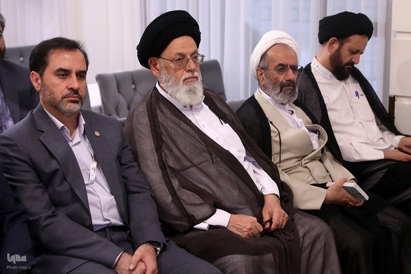 کمیل با شکوه زائران ایرانی در کنار حرم نبوی(ص)