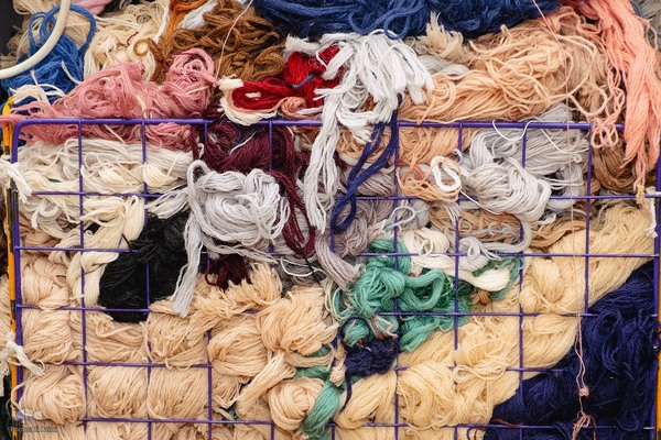 هنر مرمت فرش در قلب بازار اصفهان