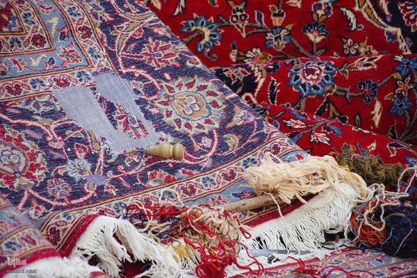 هنر مرمت فرش در قلب بازار اصفهان