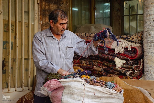 هنر مرمت فرش در قلب بازار اصفهان