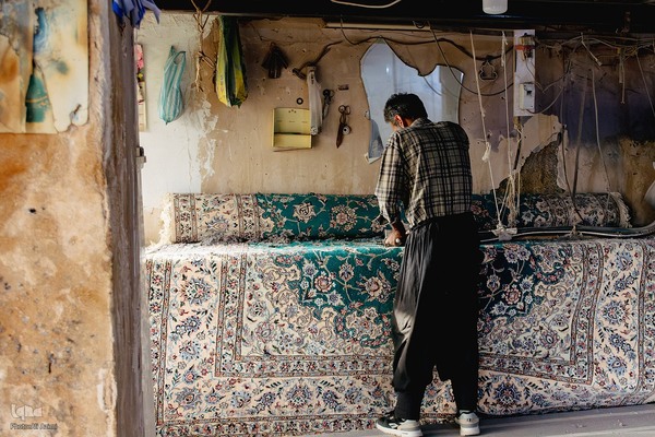 هنر مرمت فرش در قلب بازار اصفهان