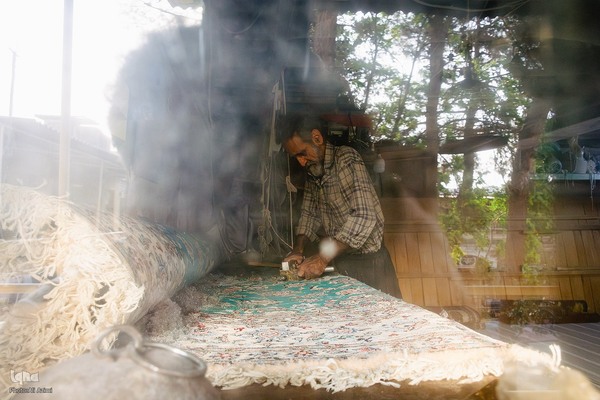 هنر مرمت فرش در قلب بازار اصفهان