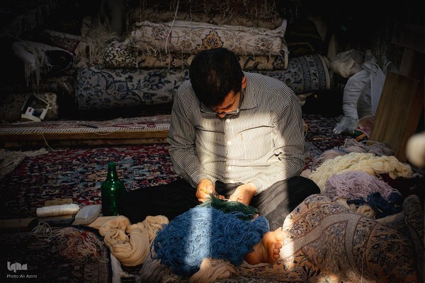 هنر مرمت فرش در قلب بازار اصفهان