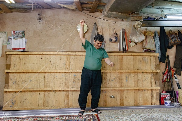 هنر مرمت فرش در قلب بازار اصفهان