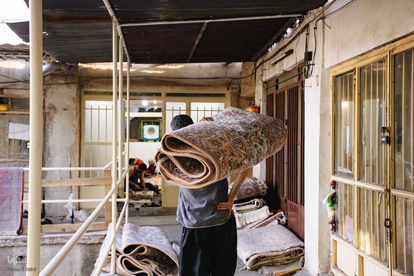 هنر مرمت فرش در قلب بازار اصفهان