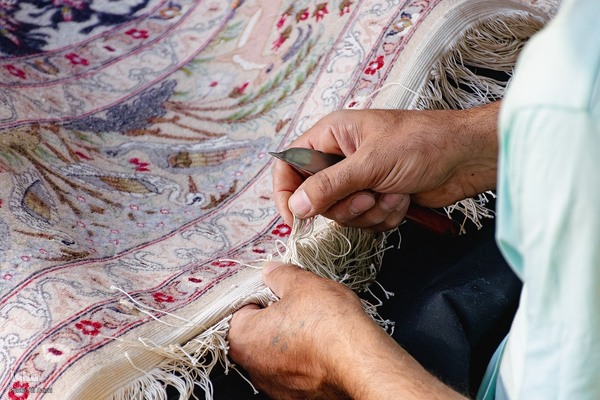 هنر مرمت فرش در قلب بازار اصفهان