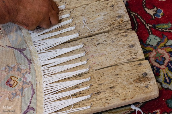 هنر مرمت فرش در قلب بازار اصفهان