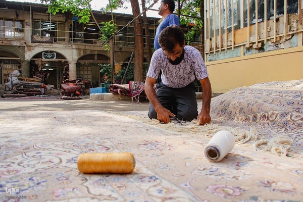 هنر مرمت فرش در قلب بازار اصفهان