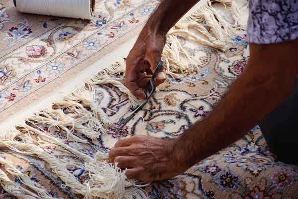 هنر مرمت فرش در قلب بازار اصفهان