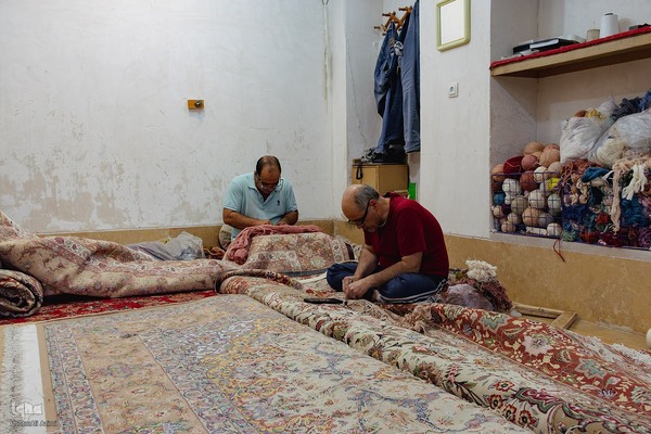 هنر مرمت فرش در قلب بازار اصفهان