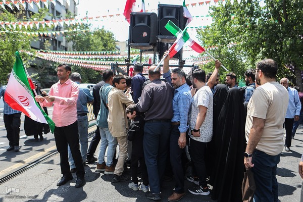 تهرانی‌ها پس از نماز جمعه در محکومیت تهاجم اسرائیل به خیابان‌ها آمدند”