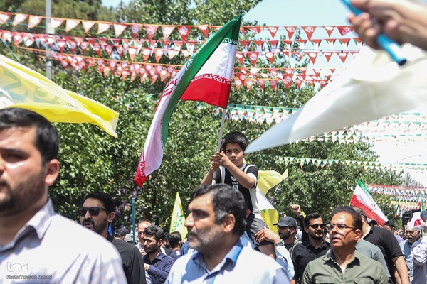 تهرانی‌ها پس از نماز جمعه در محکومیت تهاجم اسرائیل به خیابان‌ها آمدند”