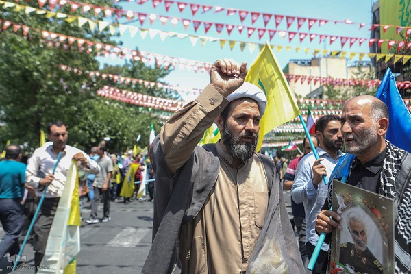 تهرانی‌ها پس از نماز جمعه در محکومیت تهاجم اسرائیل به خیابان‌ها آمدند”