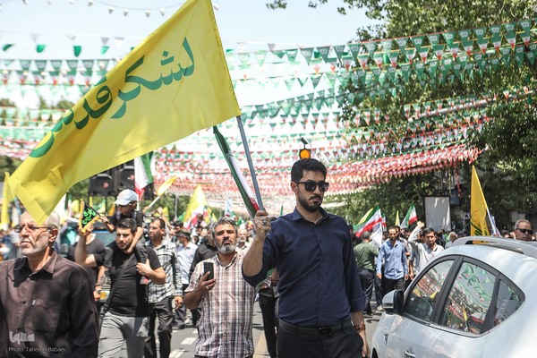تهرانی‌ها پس از نماز جمعه در محکومیت تهاجم اسرائیل به خیابان‌ها آمدند”