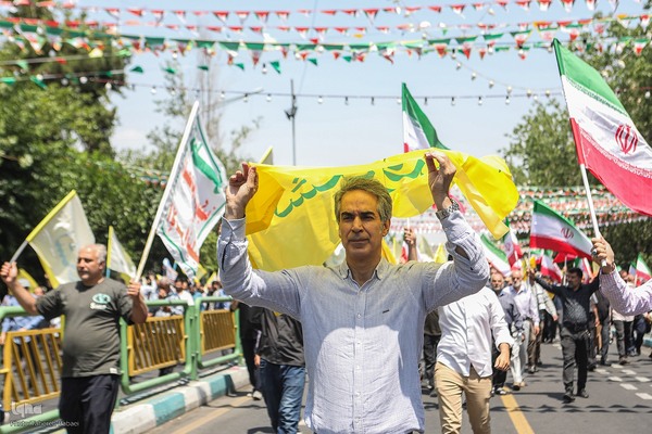 تهرانی‌ها پس از نماز جمعه در محکومیت تهاجم اسرائیل به خیابان‌ها آمدند”