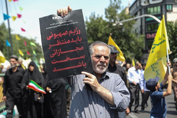 تهرانی‌ها پس از نماز جمعه در محکومیت تهاجم اسرائیل به خیابان‌ها آمدند”