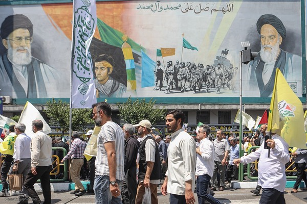 تهرانی‌ها پس از نماز جمعه در محکومیت تهاجم اسرائیل به خیابان‌ها آمدند”