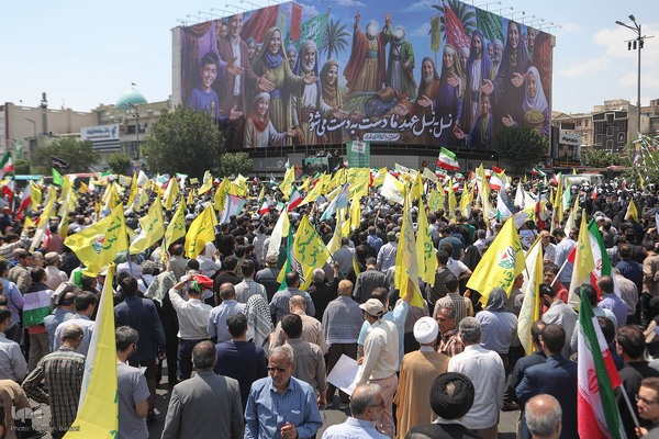 تهرانی‌ها پس از نماز جمعه در محکومیت تهاجم اسرائیل به خیابان‌ها آمدند”