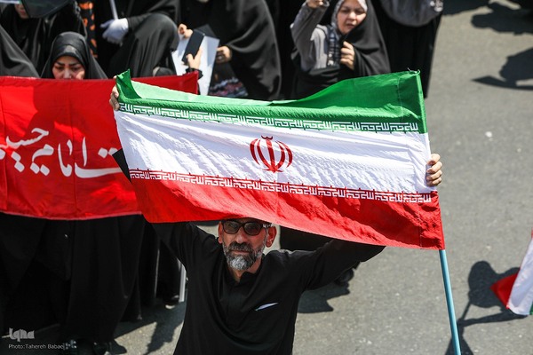 تهرانی‌ها پس از نماز جمعه در محکومیت تهاجم اسرائیل به خیابان‌ها آمدند”