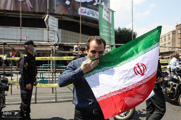 تهرانی‌ها پس از نماز جمعه در محکومیت تهاجم اسرائیل به خیابان‌ها آمدند”