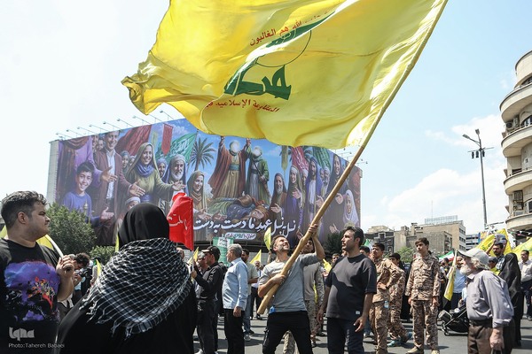 تهرانی‌ها پس از نماز جمعه در محکومیت تهاجم اسرائیل به خیابان‌ها آمدند”