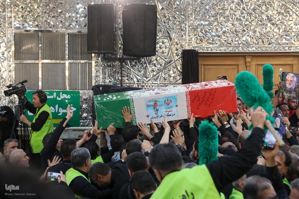 تشییع و خاکسپاری پیکر شهید طهرانچی و همسرش در صحن حرم حضرت عبدالعظیم (ع)