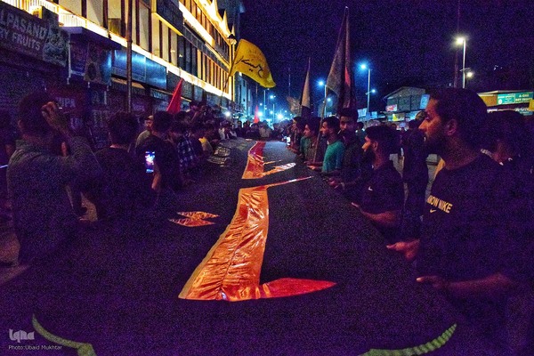 مراسم برافراشتن پرچم عزاداری در کشمیر