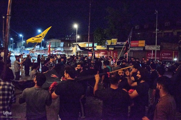مراسم برافراشتن پرچم عزاداری در کشمیر
