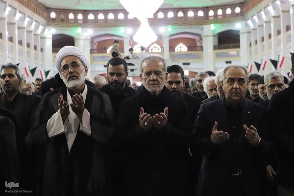 حضور رییس جمهور دکتر پزشکیان در نماز ظهر عاشورا در تبریز