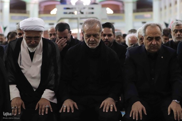حضور رییس جمهور دکتر پزشکیان در نماز ظهر عاشورا در تبریز