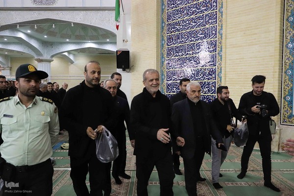 حضور رییس جمهور دکتر پزشکیان در نماز ظهر عاشورا در تبریز