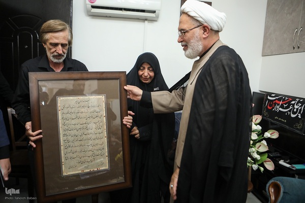 حضور جامعه قرآنی در منزل شهید احسان ذاکری