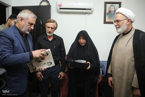 حضور جامعه قرآنی در منزل شهید احسان ذاکری