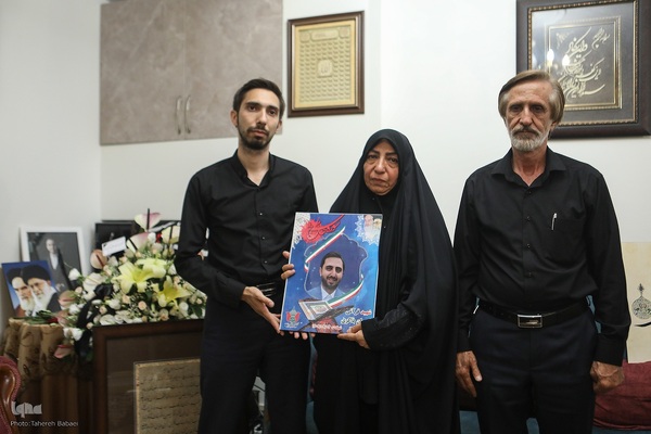 حضور جامعه قرآنی در منزل شهید احسان ذاکری