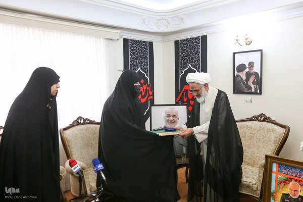 دیدار جامعه قرآنی با خانواده سردارسلامی