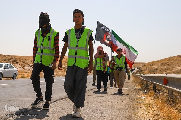 زائران پیاده امام رضا(ع)