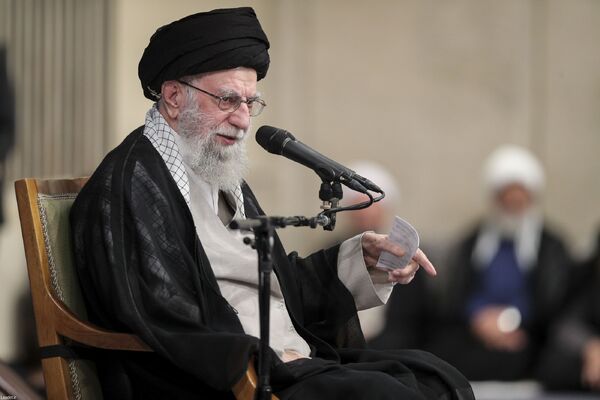 دیدار هزاران نفر از اقشار مختلف مردم در سالروز شهادت امام رضا(ع) با رهبر معظم انقلاب