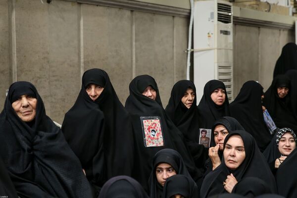 دیدار هزاران نفر از اقشار مختلف مردم در سالروز شهادت امام رضا(ع) با رهبر معظم انقلاب