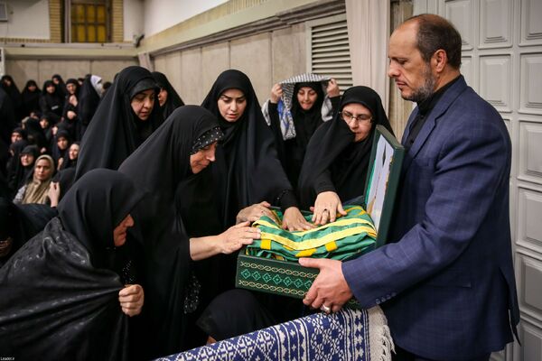 دیدار هزاران نفر از اقشار مختلف مردم در سالروز شهادت امام رضا(ع) با رهبر معظم انقلاب