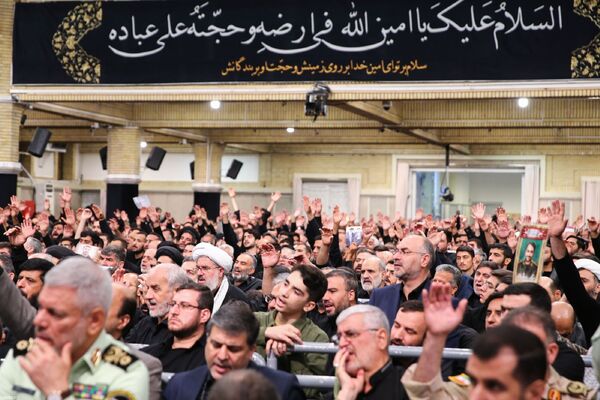 دیدار هزاران نفر از اقشار مختلف مردم در سالروز شهادت امام رضا(ع) با رهبر معظم انقلاب
