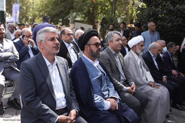 آئین ادای احترام و عطر افشانی مزار شهدای گمنام دانشگاه تهران