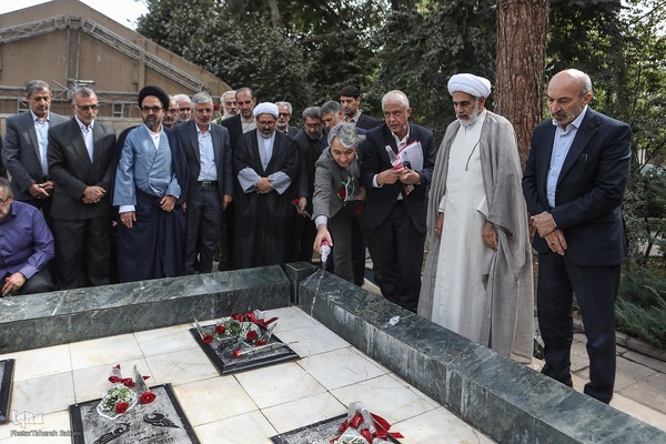 آئین ادای احترام و عطر افشانی مزار شهدای گمنام دانشگاه تهران